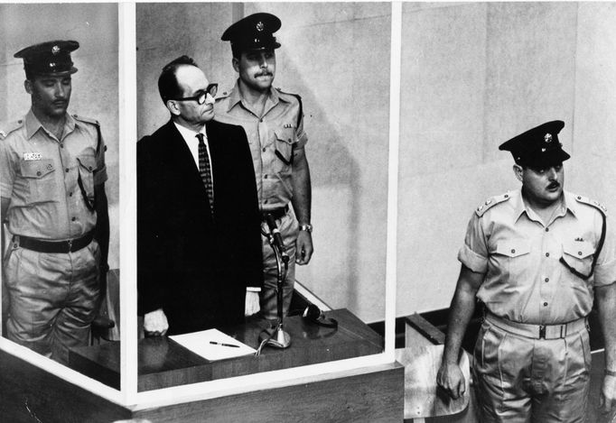 Adolf Eichmann u soudu.