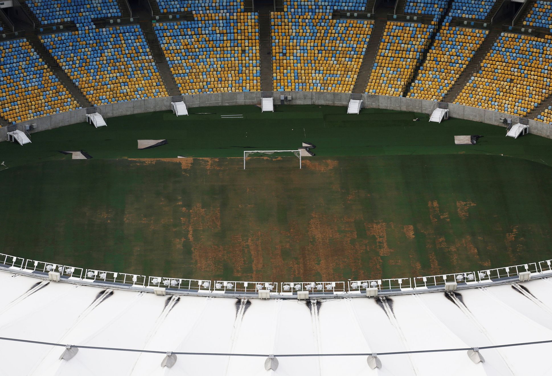 Poničený stadion Maracaná