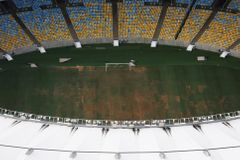 Olympijský výbor do měsíce opraví Maracaná. Červy z trávníku už vyhnali fotbalisté Flamenga