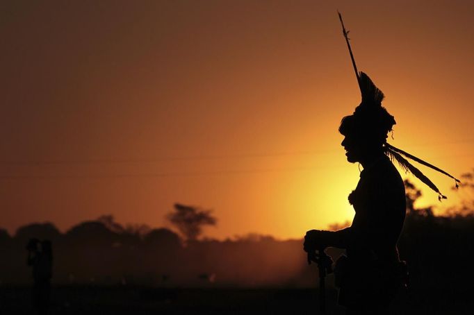 A Yawalapiti man participates at sunset in this year's 'quarup,' a ritual held over several days to honour in death a person of great importance to them, in the Xingu National Park, Mato Grosso State, August 16, 2012. This year the Yawalapiti tribe honoured two people - a Yawalapiti Indian who they consider a great leader, and Darcy Ribeiro, a well-known author, anthropologist and politician known for focusing on the relationship between native peoples and education in Brazil. Picture taken August 16, 2012. REUTERS/Ueslei Marcelino (BRAZIL - Tags: SOCIETY ENVIRONMENT) FOR EDITORIAL USE ONLY. NOT FOR SALE FOR MARKETING OR ADVERTISING CAMPAIGNS. ATTENTION EDITORS - PICTURE 35 OF 37 FOR THE PACKAGE 'THE YAWALAPITI QUARUP RITUAL' Published: Srp. 29, 2012, 10:21 dop.