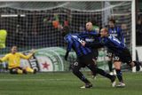 Mario Ballotelli a Wesley Sneijder se radují z gólu Interu