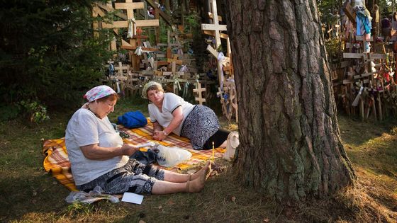 Polské poutě: na kolenou kolem kostela, cestou necestou se sochou Panny Marie