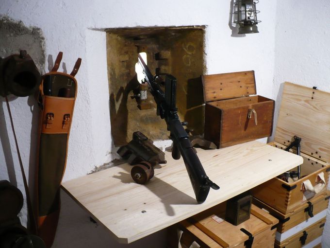 Interiér střílny pevnostky A1-25aZ2 vestavěné do barokního mlýna v Sazené, část Pražské čáry z roku 1938. Zbrojnice s kulomety a municí.