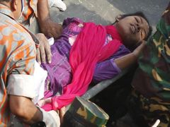 Bangladéšanka Rešmí přežila sedmnáct dnů v troskách Rana Plaza. Neštěstí na předměstí Dháky si dosud vyžádalo přes 1000 mrtvých.