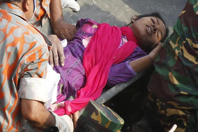 Bangladéšanka Rešmí přežila sedmnáct dnů v troskách Rana Plaza. Neštěstí na předměstí Dháky si dosud vyžádalo přes 1000 mrtvých.