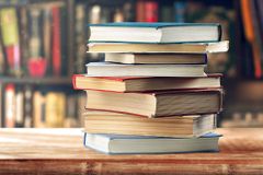 Průzkum: Tři procenta Čechů utratí ročně za knihy víc než 5000 Kč