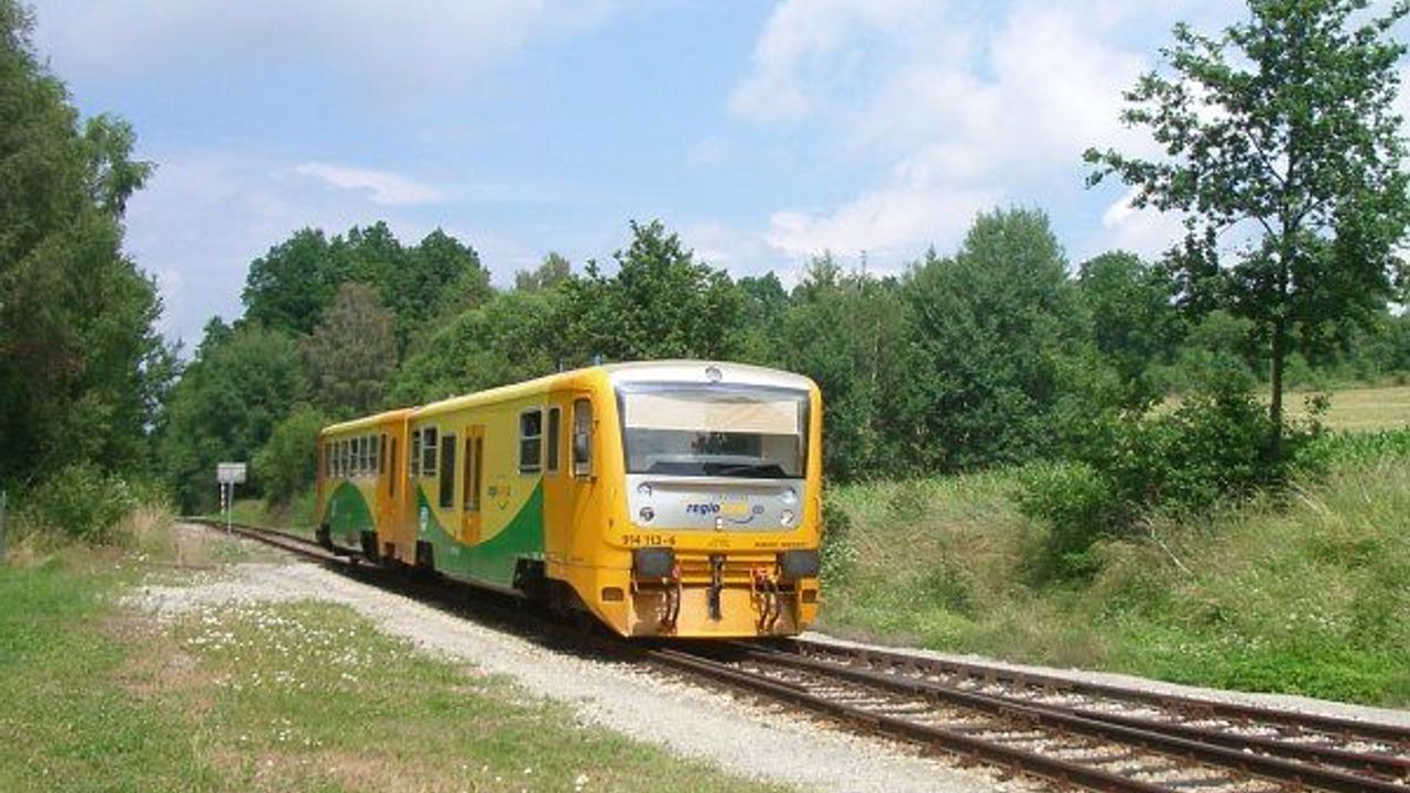 Českým drahám zřejmě ujel u Měchenic vlak bez strojvedoucího, po několika kilometrech