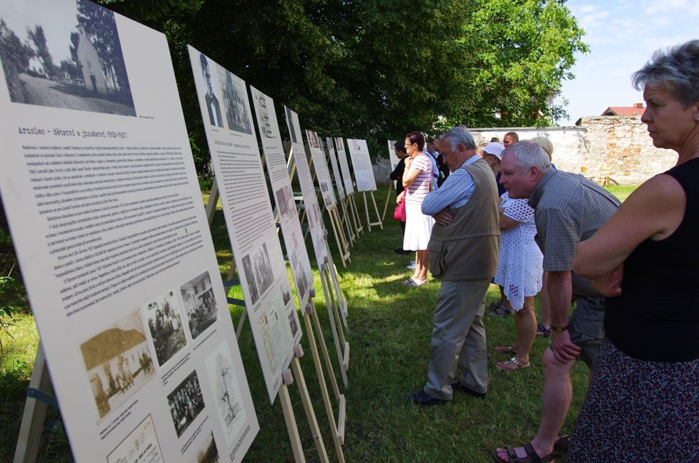 Mše v Číhošti k příležitosti uložení ostatků Toufara do místního kostela