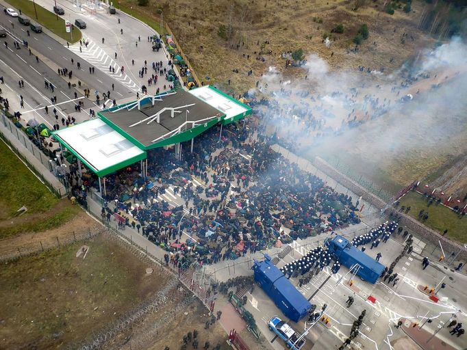 Migranti na hraničním přechodu z Běloruska do Polska.