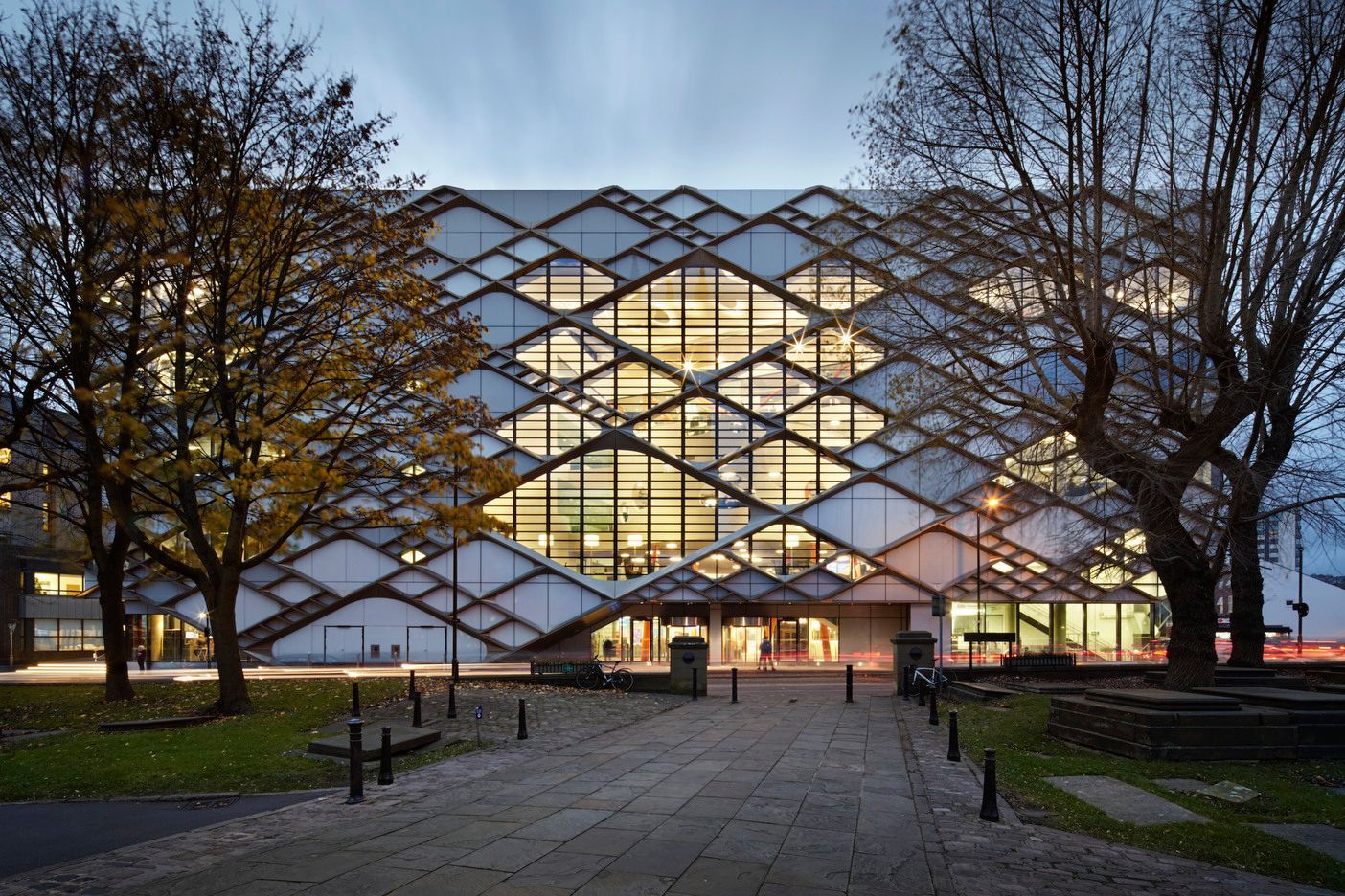 Nová univerzitní budova v Sheffieldu má českou fasádu