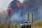 Hasiči a piloti bojují s ohněm o kanadské město. Zastavili ho kousek od vlastních helikoptér