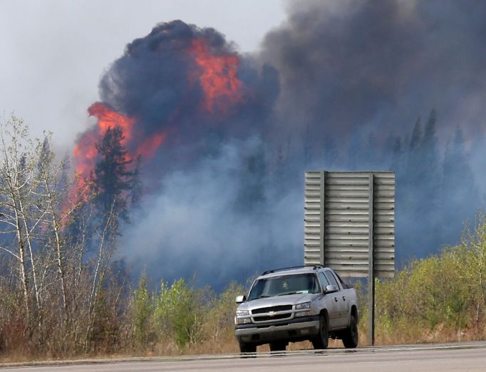 Plameny jižně od města Fort McMurray.