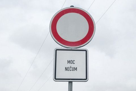léto 2018 TOP 50 Čtenářská soutěž Cedule nápisy hrozby výzvy zákazy příkazy značky