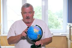 Své léky mějte u sebe i v letadle, radí odborník. Na dovolenou přibalte i oční kapky