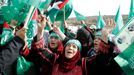 Palestinci čekají u checkpointu Bejtuníja poblíž Ramalláhu na stovky palestinských vězňů, které Izraelci ráno převezli z věznic na hranici s palestinskými územími.