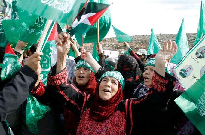 Palestinci čekají u checkpointu Bejtuníja poblíž Ramalláhu na stovky palestinských vězňů, které Izraelci ráno převezli z věznic na hranici s palestinskými územími.