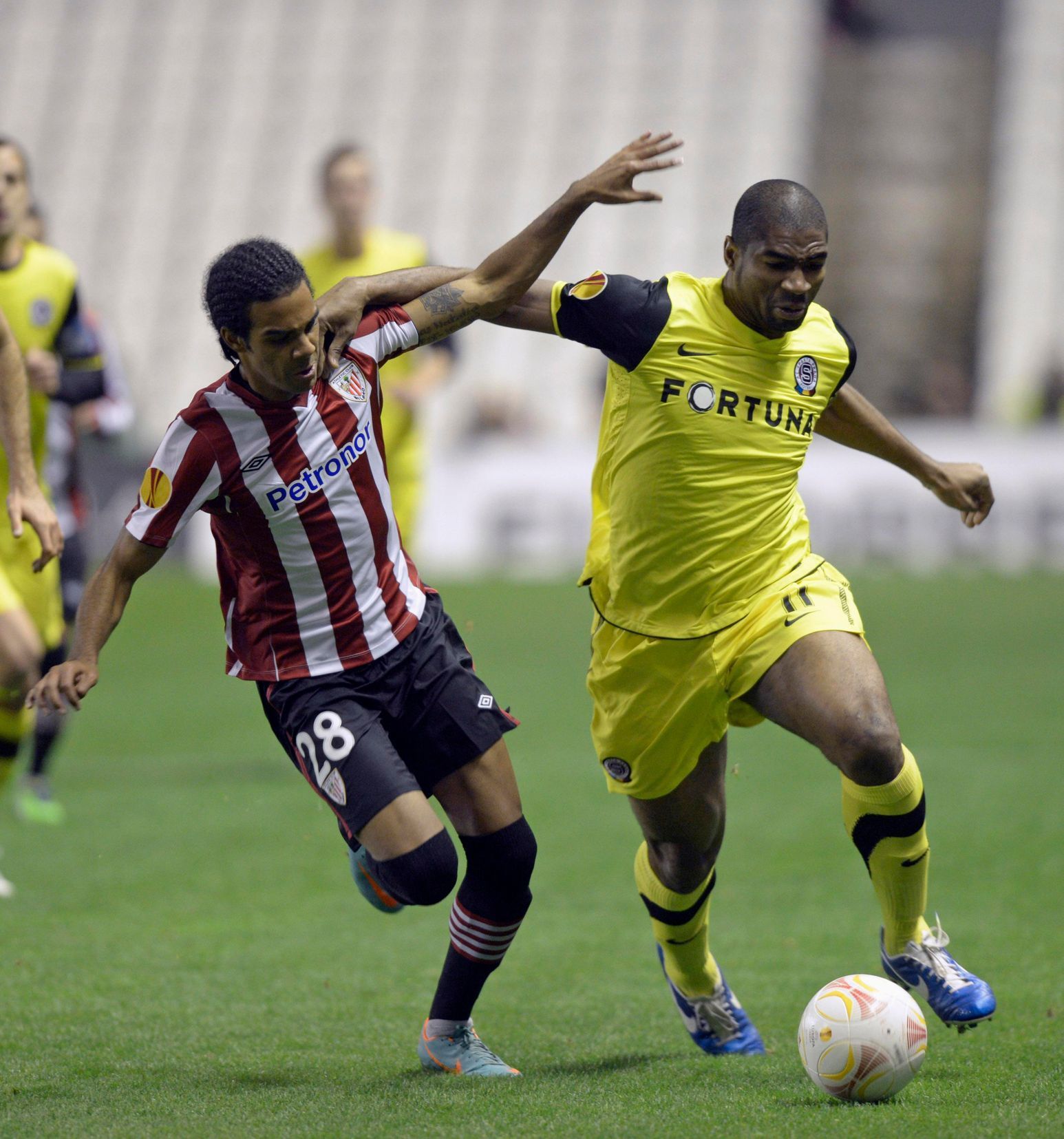 Léo Kweuke v utkání proti Bilbau