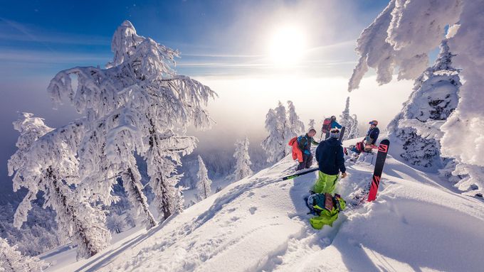 Nejlepší lyžařské fotky. Budí chuť jet na hory – pokud na nich dokážete najít ty lyžaře