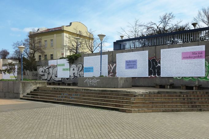 Instalace projektu Básně z dálnice u východu ze stanice metra Vltavská.