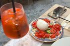 Aperitivo a salát s mozzarella bufala (s buvolím mlékem).