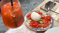 Aperitivo a salát s mozzarella bufala (s buvolím mlékem).