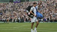 Domácí tenista Tim Henman se loučí s diváky ve Wimbledonu poté, co ve druhém kole vypadl se Španělem Felicianem Lopezem.