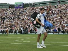 Domácí tenista Tim Henman se loučí s diváky ve Wimbledonu poté, co ve druhém kole vypadl se Španělem Felicianem Lopezem.
