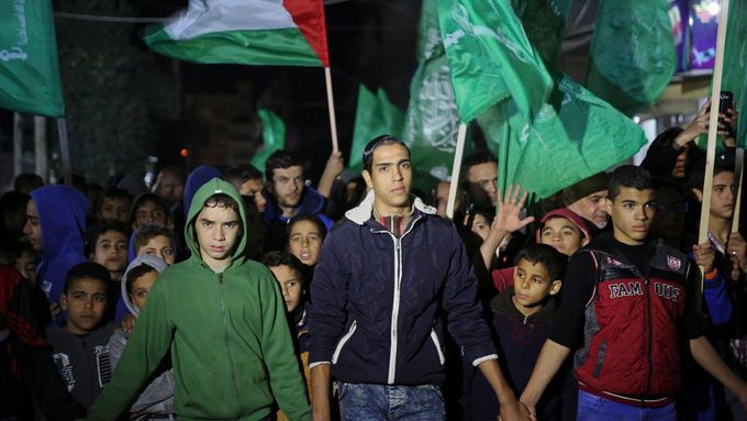 Podporovatelé hnutí Hamás protestují proti Trumpovu rozhodnutí uznat Jeruzalém za hlavní město Izraele.