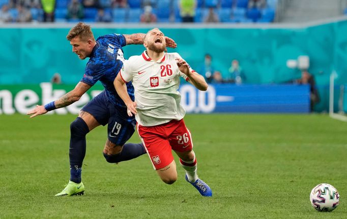 Nesmlouvavý fotbal Slováka Juraje Kucky právě bolí Poláka Tymoteusze Puchacze