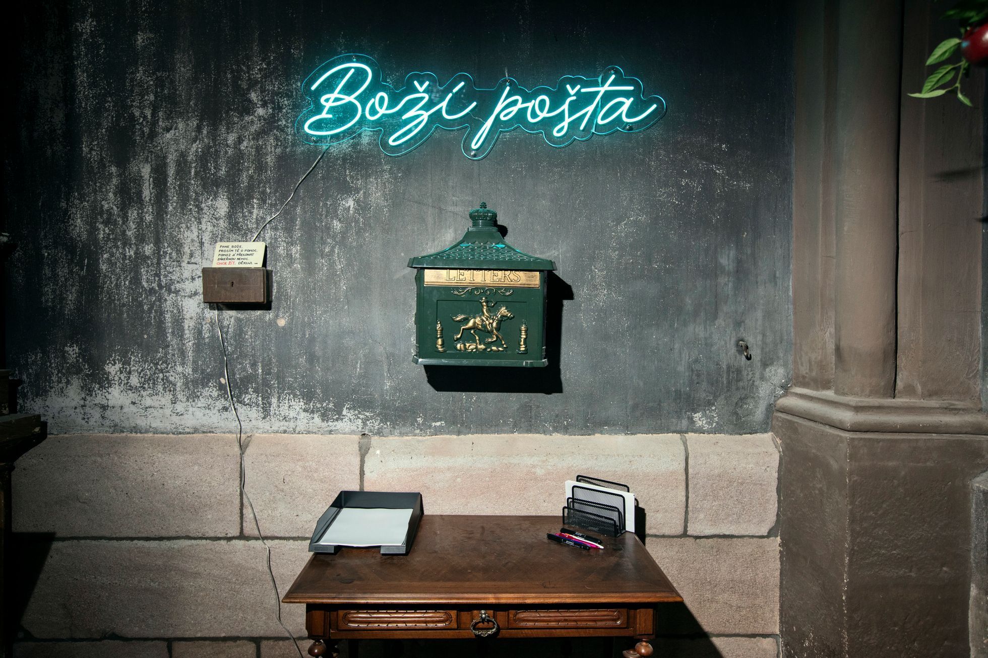 Chotěvice, Karin Babinská,režisérka, herečka, spisovatelka písničkář, herec, Richard Krajčo, frontman kapela Kryštof, Kostel sv. Petra a Pavla, umění,  pop art