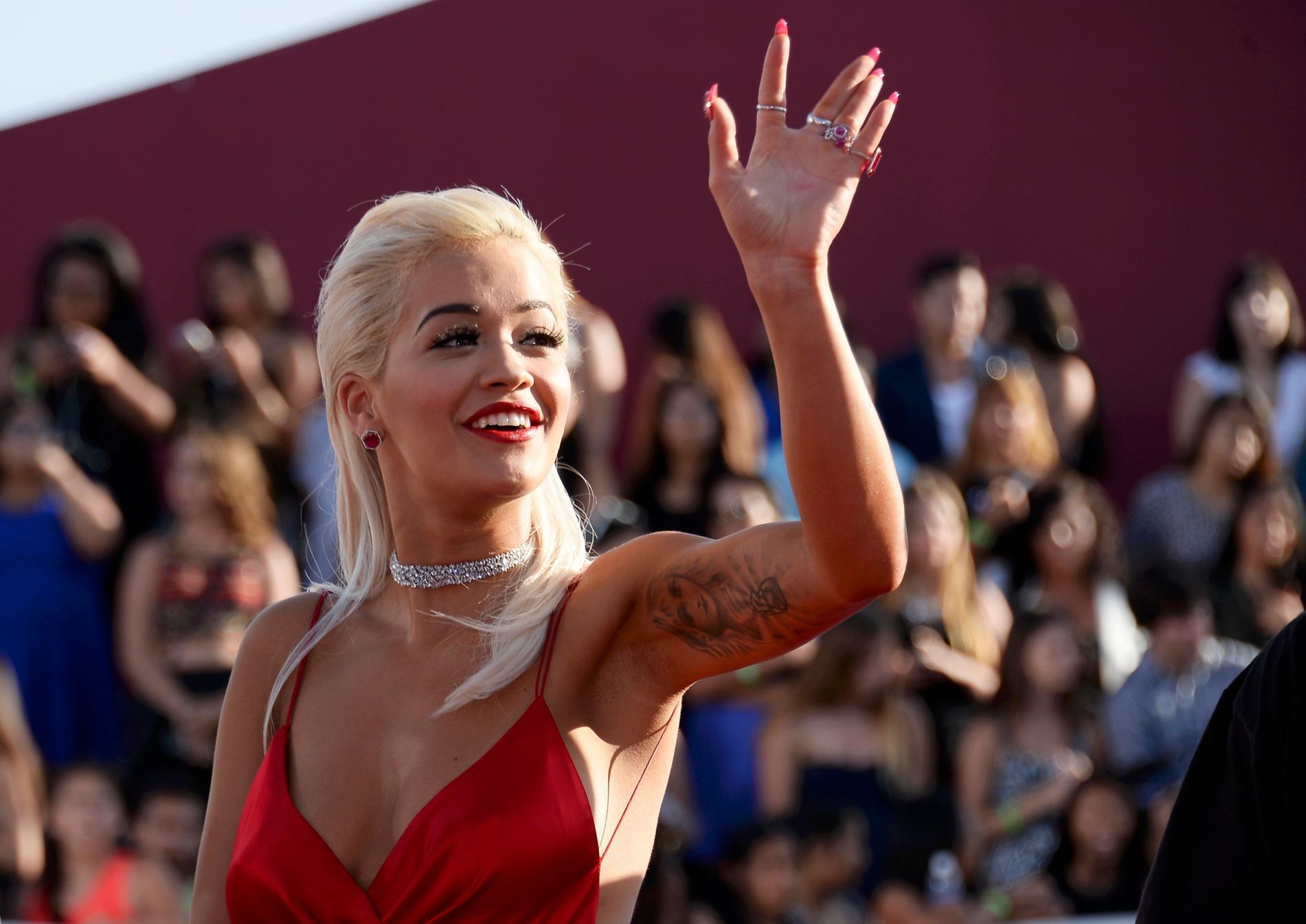 Rita Ora arrives at the 2014 MTV Music Video Awards in Inglewood