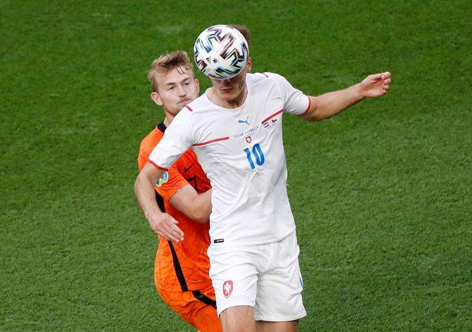 Patrik Schick a Matthijs de Ligt v osmifinále Nizozemsko - Česko na ME 2020