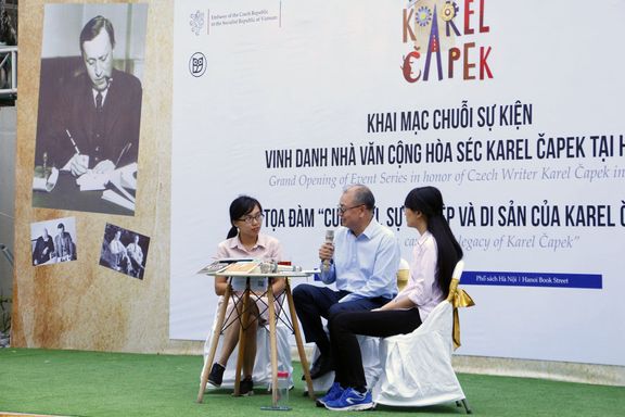 Uprostřed je Čapkův překladatel Cong Tu Pham.