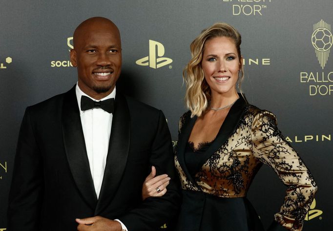 Zlatý míč 2022: moderátoři večera Didier Drogba a Sandy Heribertová