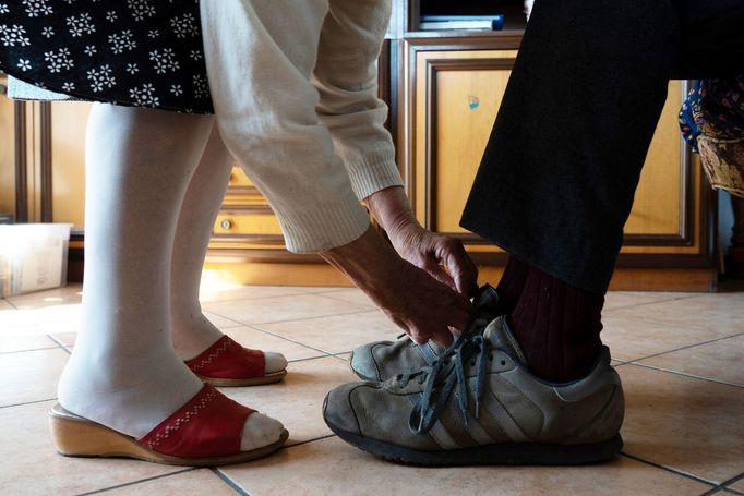 Fotograf během pandemie zachytil poslední boj svého dědečka s demencí.