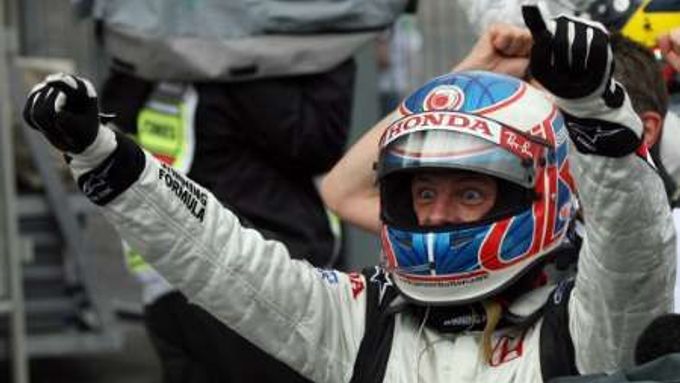 Pilot Hondy Jenson Button se raduje po vítězství na Velké ceně Maďarska.