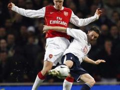 Švýcarský obránce Arsenalu Philippe Senderos v souboji tottenhamským Robbie Keanem v semifinále anglického Carling Cupu.