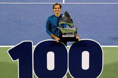 Federer se znovu zapsal do historie. V Dubaji získal jubilejní 100. turnajový titul