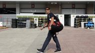 Mark Webber přichází do kóje určené pro svůj tým