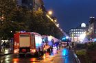 Na Václavském náměstí hořelo lešení hotelu. Hasiči museli kvůli kouři evakuovat 70 lidí