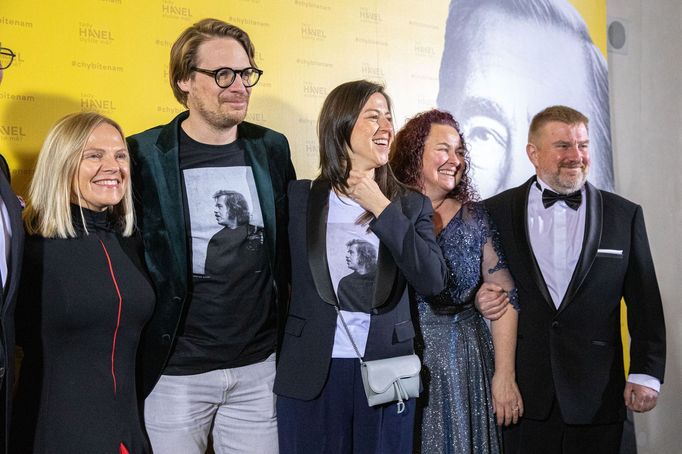 Slovenská prezidentka Zuzana Čaputová a český prezident Petr Pavel před promítáním filmu Tady Havel, slyšíte mě, v Jízdárně Pražského hradu.