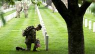 Voják z legendárního 3. pěšího pluku americké armády, přezdívaného The Old Guard, zapichuje americkou vlajku k náhrobku na Arlingtonském národním hřbitově ve Virginii. Tradiční akce „Flags In“ každoročně vzdává hold padlým, když vojáci zdobí jejich hroby tisíci vlajek.