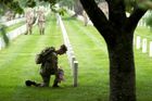 Voják z legendárního 3. pěšího pluku americké armády, přezdívaného The Old Guard, zapichuje americkou vlajku k náhrobku na Arlingtonském národním hřbitově ve Virginii. Tradiční akce „Flags In“ každoročně vzdává hold padlým, když vojáci zdobí jejich hroby tisíci vlajek.