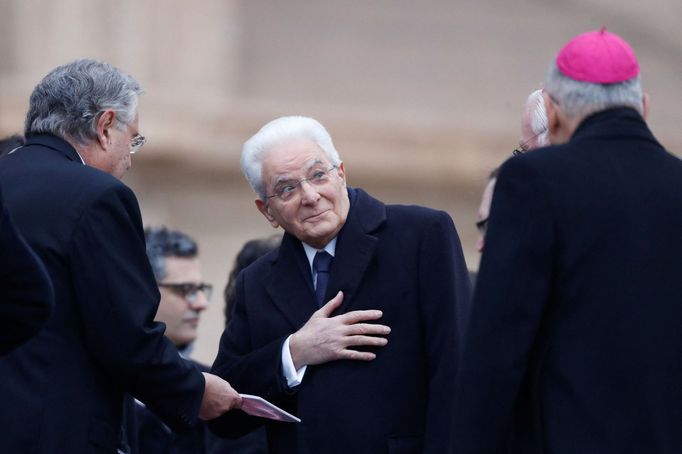 Jedním z návštěvníků pohřbu bývalého papeže Benedikta XVI. je i Italský prezident Sergio Mattarella.