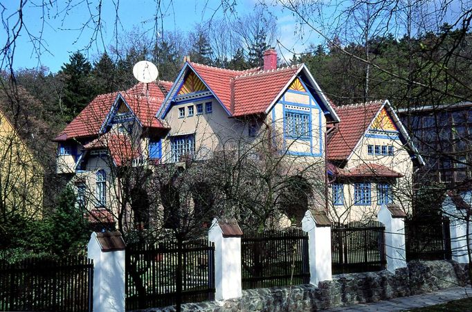 9/Jurkovičova vila Jana Nečase 2, čp. 335, Brno 2-Žabovřesky Stavebník a architekt: Dušan Jurkovič 1905 - 1906  Na způsob anglického venkovského domu učinil slovenský architekt Dušan Jurkovič (1868 - 1947) osou vlastního domu průběžnou obytnou halu s otevřeným krovem a se schodištěm na ochoz, z něhož byly přístupné místnosti v patře. Prostor haly obklopovaly v přízemí přijímací pokoj, knihovna, ložnice, dětský pokoj, kuchyně, koupelna, pokoj služky a spíž. Patro vyplňoval umělcův ateliér, pokoj hosta, šatna, půda a terasa nad lodžií. V suterénu se nacházel vinný sklep. Hlavní uliční štít zdobila skleněná mozaika, kterou na téma pohádky o drakovi navrhl Adolf Kašpar.  Než se do ní architekt nastěhoval, uspořádal mu v ní Klub přátel umění první soubornou výstavu. 