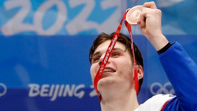 Juraj Slafkovský s bronzovou olympijskou medailí