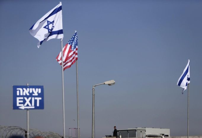 An Israeli security guard stands atop a roof ahead of an official ceremony to welcome U.S. President Barack Obama at Ben Gurion International Airport, near Tel Aviv March 20, 2013. Obama arrives in Israel on Wednesday without any new peace initiative to offer disillusioned Palestinians and facing deep Israeli doubts over his pledge to prevent a nuclear-armed Iran. REUTERS/Nir Elias (ISRAEL - Tags: POLITICS TRANSPORT) Published: Bře. 20, 2013, 10:07 dop.