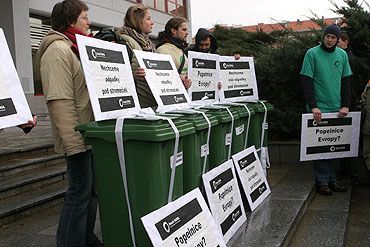 Hnutí Duha zabalilo poplenice pod stromeček