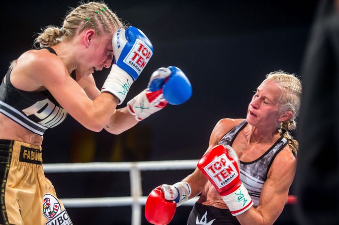 Utkání o titul mistryně světa organizace WBC: Fabiána Bytyqi, Denise Castleová