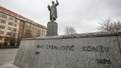 Protest proti vysvětlující tabulce u sochy maršála Koněva - pořádala KSČM